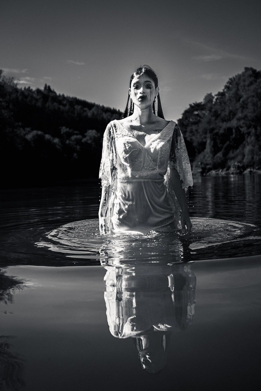 leau-sait-10-femme-debout-reflet-thierry-stentzel Femme en robe blanche debout dans l’eau face à son reflet, dernière photographie de la série L’Eau Sait